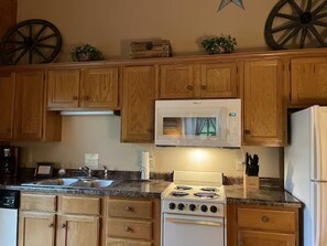 Jääkaappi, mikroaaltouuni, uuni, liesi