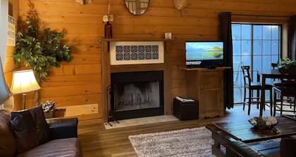Cozy Western Style log cabin in Branson near major tourist attractions