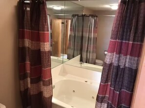 Hair dryer, towels, soap, toilet paper - Cozy Western Style log cabin in Branson near major tourist attractions (Branson)