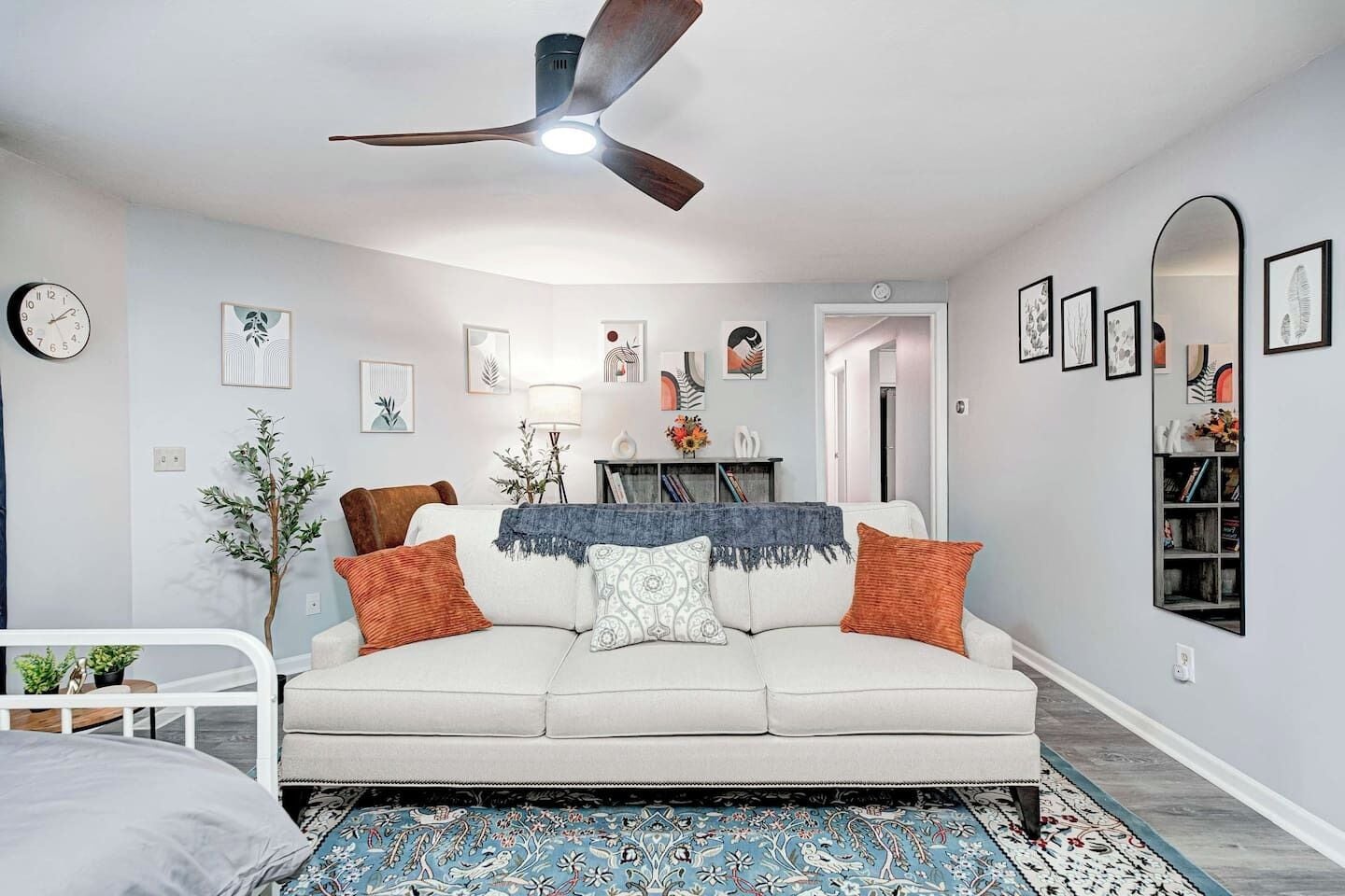 5 bedrooms, desk, iron/ironing board, WiFi