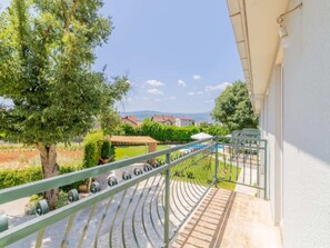 Villa | Balcony - Relaxed Getaway for 10 With a Pool (Imotski)