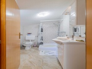 Villa | Bathroom - Relaxed Getaway for 10 With a Pool (Imotski)