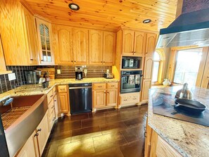 Fridge, microwave, oven, stovetop - Family Friendly 3 Bear Cubs Cabin-Buck Mtn-EV Charger,AC,Views (Purlear)