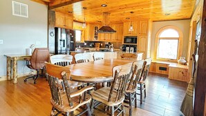 Dining - Family Friendly 3 Bear Cubs Cabin-Buck Mtn-EV Charger,AC,Views (Purlear)