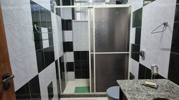 Toallas, jabón, papel de baño