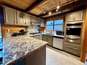 Fridge, microwave, oven, stovetop - Three Bears Getaway Tahoe (Kings Beach)