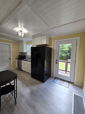 Microwave, oven, stovetop, dishwasher - Charming 3-bedroom house on a farm in Newell (Newell)