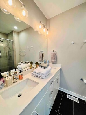 Shower, hair dryer, towels, soap - The Tipton House — Modern 3BR + Rooftop in Raleigh (Raleigh)