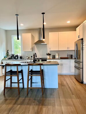 ثلاجة، ميكروويف، فرن، موقد طهي مسطح