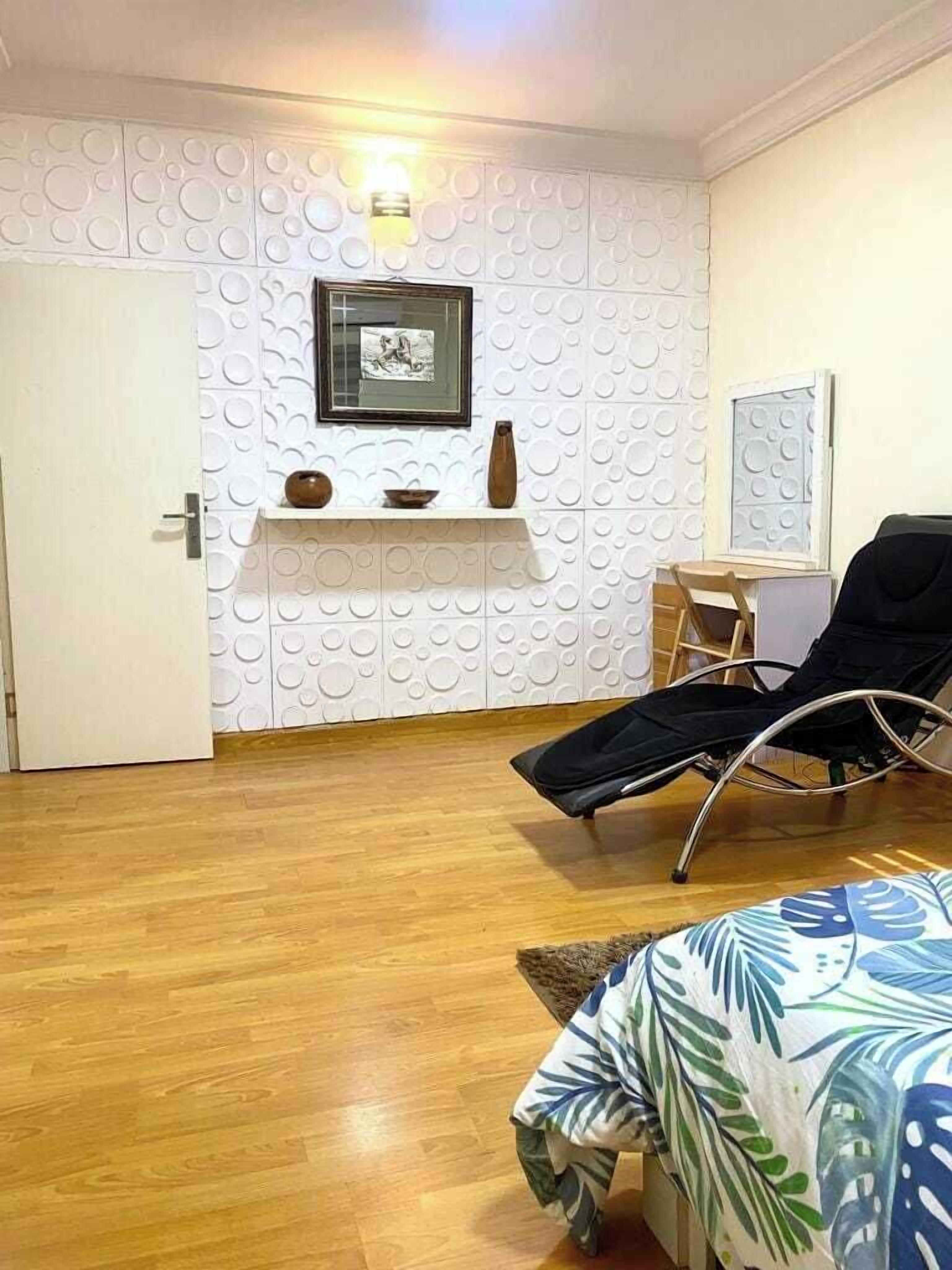 Családi apartman, erkély, kilátással a városra | Széf a szobában, íróasztal és laptophoz jól használható munkafelület