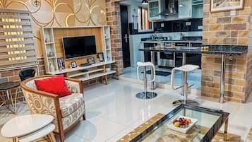 Apartamento família, sacada, vista para a cidade | Área de estar
