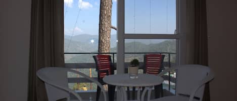 Een laptopwerkplek, verduisterende gordijnen