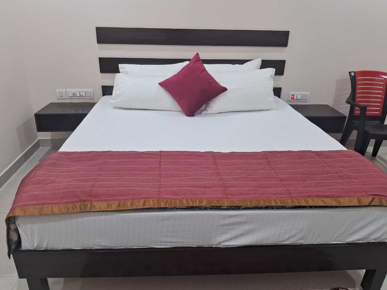 Laptop workspace, blackout curtains, iron/ironing board, free WiFi