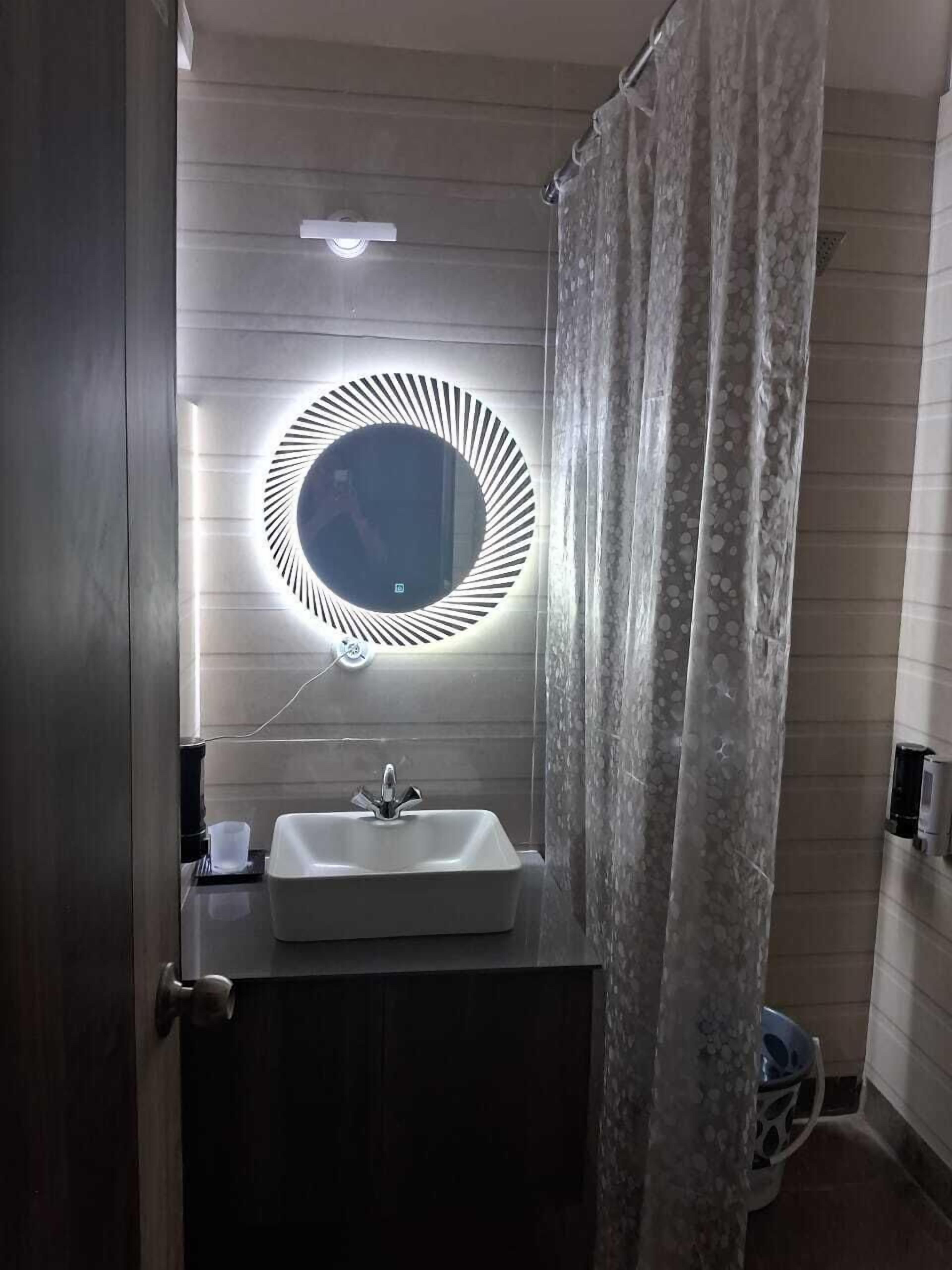 Douche, chaussons, serviettes fournies, savon