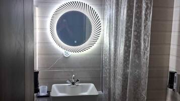 Douche, chaussons, serviettes fournies, savon