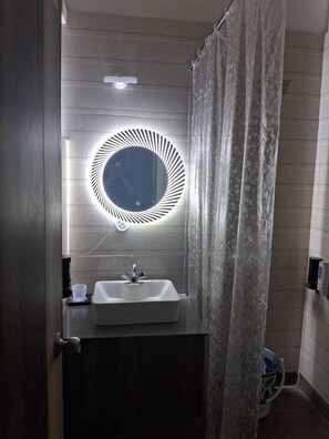 Shower, slippers, towels, soap - Shivansh Hotel (Kotdwar)