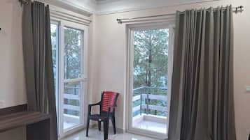 Laptop workspace, blackout curtains, iron/ironing board, free WiFi