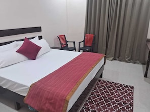Premium bedding, blackout curtains, iron/ironing board, free WiFi - Shivansh Hotel (Kotdwar)