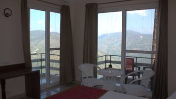 Laptop workspace, blackout drapes, iron/ironing board, free WiFi