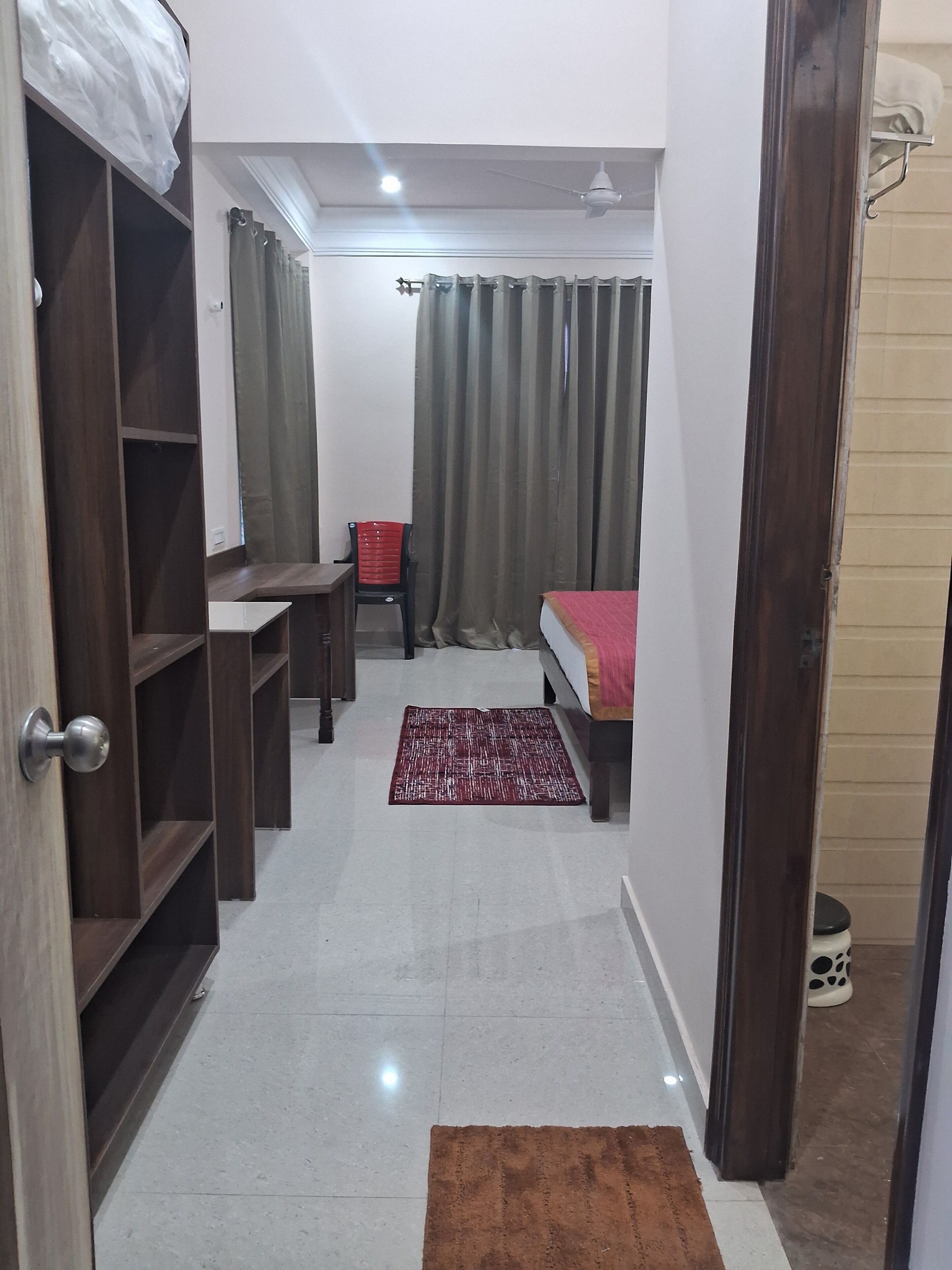 Laptop workspace, blackout curtains, iron/ironing board, free WiFi