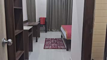 Laptop workspace, blackout curtains, iron/ironing board, free WiFi