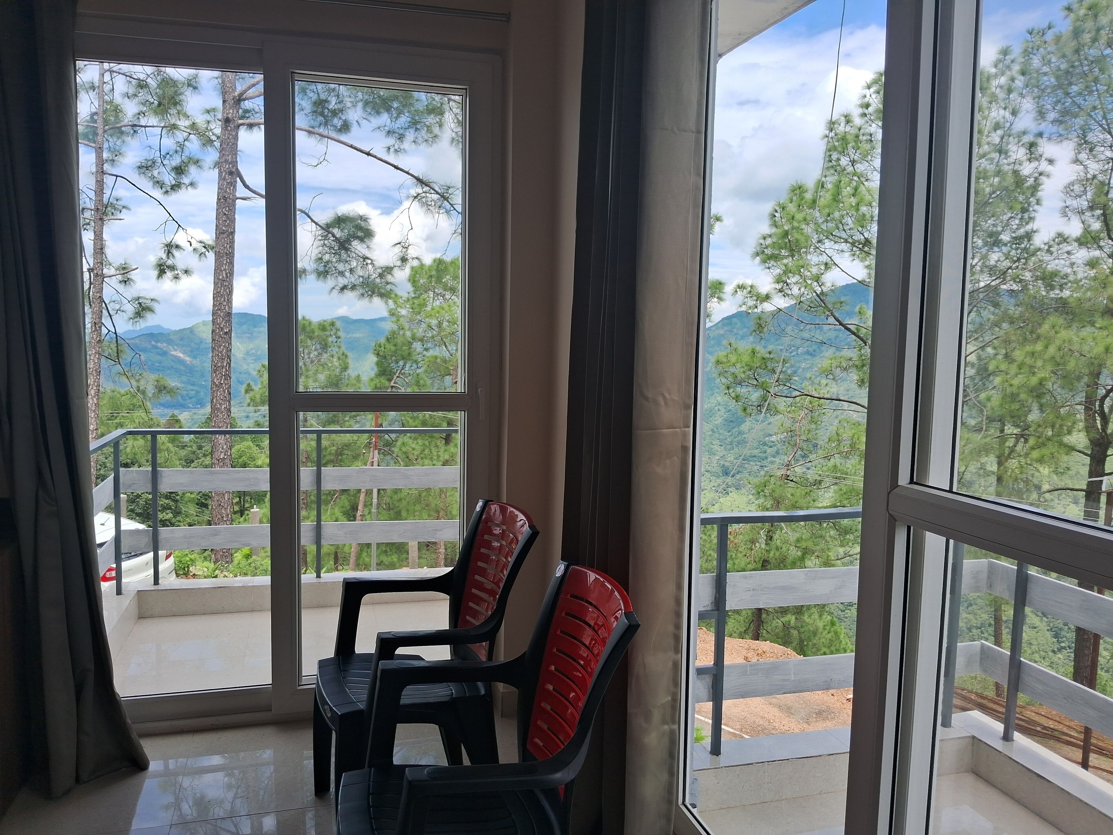 Laptop workspace, blackout curtains, iron/ironing board, free WiFi