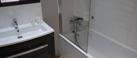 ヘアドライヤー、タオル、石鹸、トイレットペーパー
