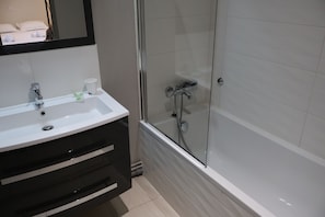 Séchoir à cheveux, serviettes fournies, savon, papier de toilette