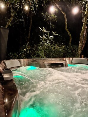 Outdoor spa tub - Creekside Refuge - Highly-rated private Blue Ridge cabin with hot tub + fishing (Mineral Bluff)