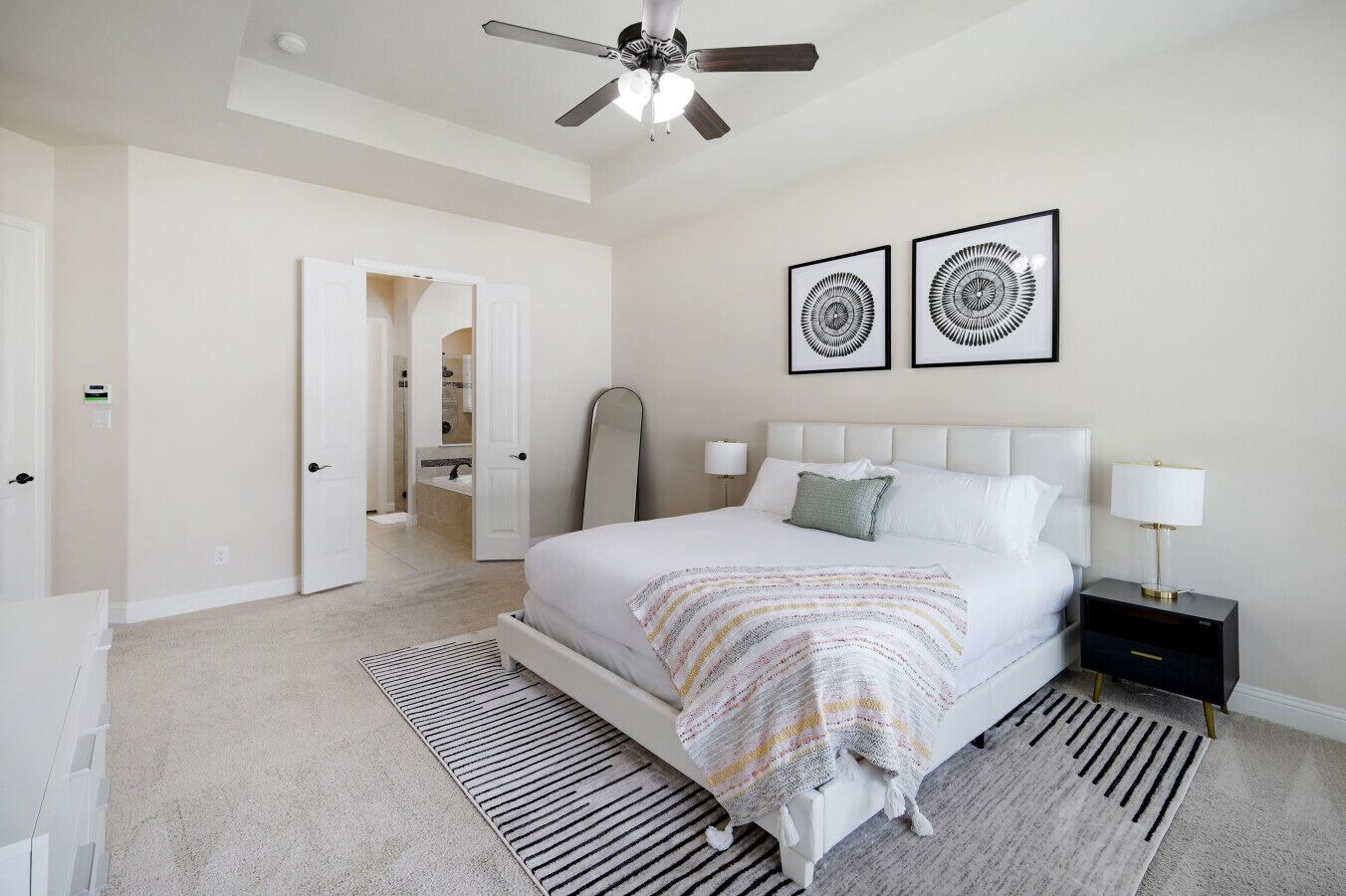 5 habitaciones, escritorio y tabla de planchar con plancha 