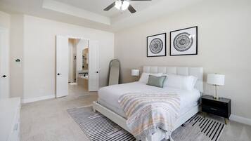 5 habitaciones, escritorio y tabla de planchar con plancha