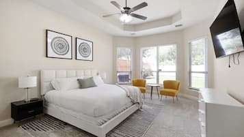 5 habitaciones, escritorio y tabla de planchar con plancha