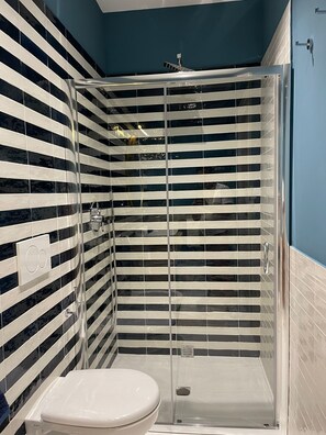Hair dryer, bidet, towels, soap - MARINA LUXURY APARTMENTS Apartment in the center (Casamicciola Terme)