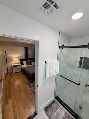 Shower, hair dryer, towels, toilet paper - Premium New 4-Bedroom Apartment 25 min to NYC (Elizabeth)