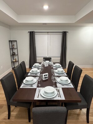 Dining - Premium New 4-Bedroom Apartment 25 min to NYC (Elizabeth)