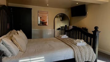 Standard Double Room | Soundproofing, iron/ironing board, free WiFi