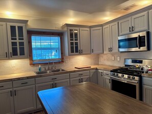 Private kitchen - Charming Vintage Home w/Separate Barn Guesthouse and Yard (San Antonio)