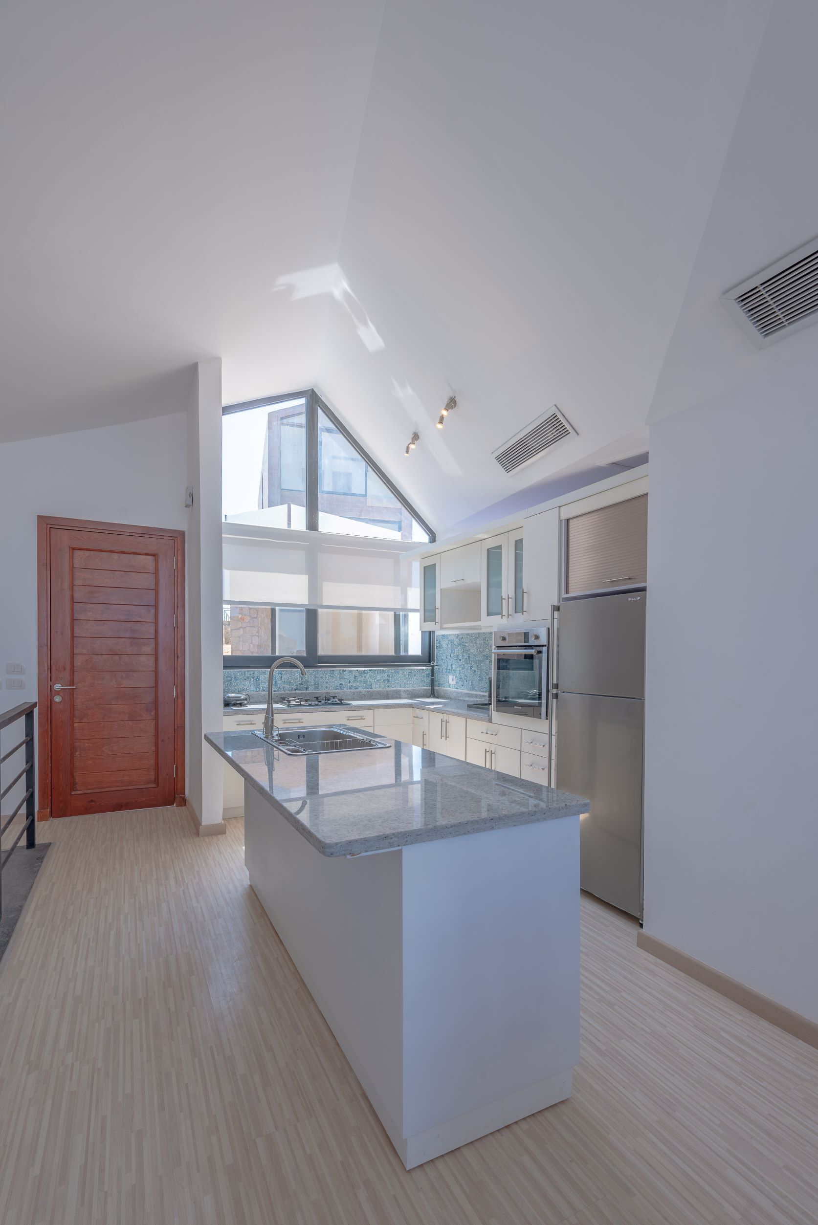 Kühlschrank, Kochgeschirr/Geschirr/Besteck, Esstisch