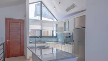 Kühlschrank, Kochgeschirr/Geschirr/Besteck, Esstisch