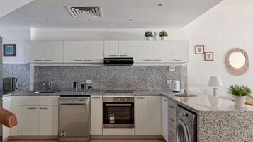 Kühlschrank, Geschirrspüler, Kochgeschirr/Geschirr/Besteck, Esstisch