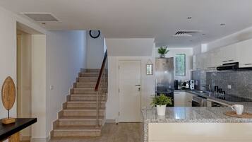 Kühlschrank, Geschirrspüler, Kochgeschirr/Geschirr/Besteck, Esstisch