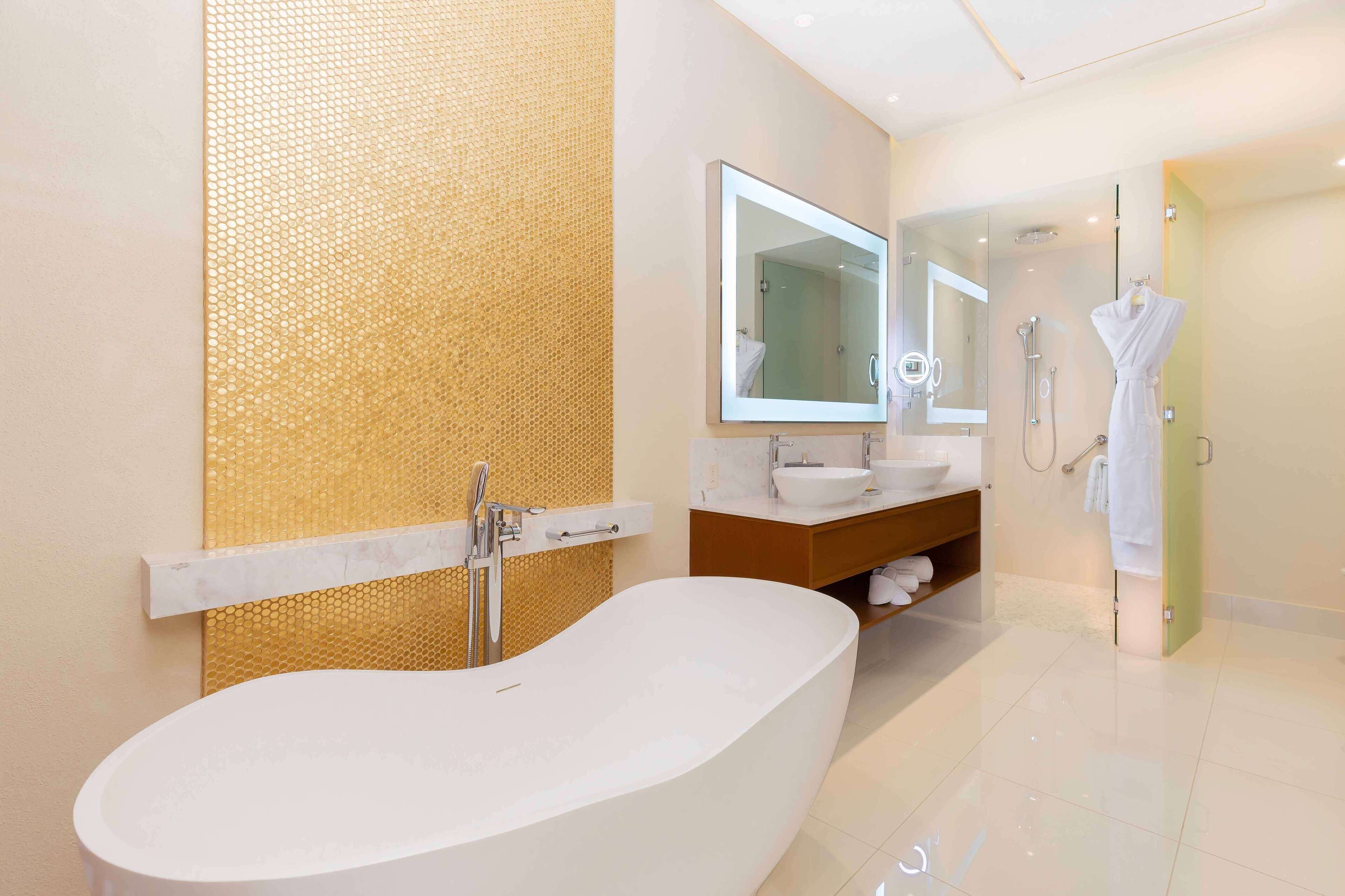 Regadera, secadora de cabello, bidet, toallas 