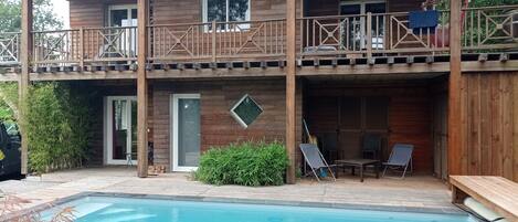 Utendørsbasseng og et oppvarmet basseng