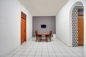 Lobby sitting area - SPOT ON 91117 Sriwijaya Residence Syariah (Bandung)