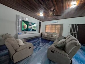 Smart TV - Newly renovated house in a gated community (ACCRA)