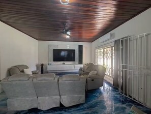 Smart TV - Newly renovated house in a gated community (ACCRA)