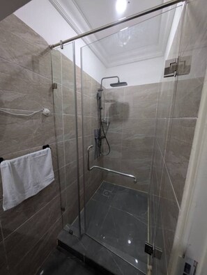 Shower, towels, toilet paper - Newly renovated house in a gated community (ACCRA)