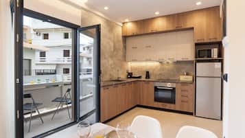 Geladeira, fogão, cooktop, talheres/pratos/utensílios de cozinha