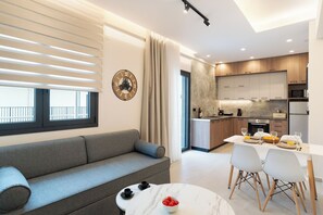 50-inch Smart TV with digital channels, Netflix, streaming services - Chania Experience Residence (Chania)