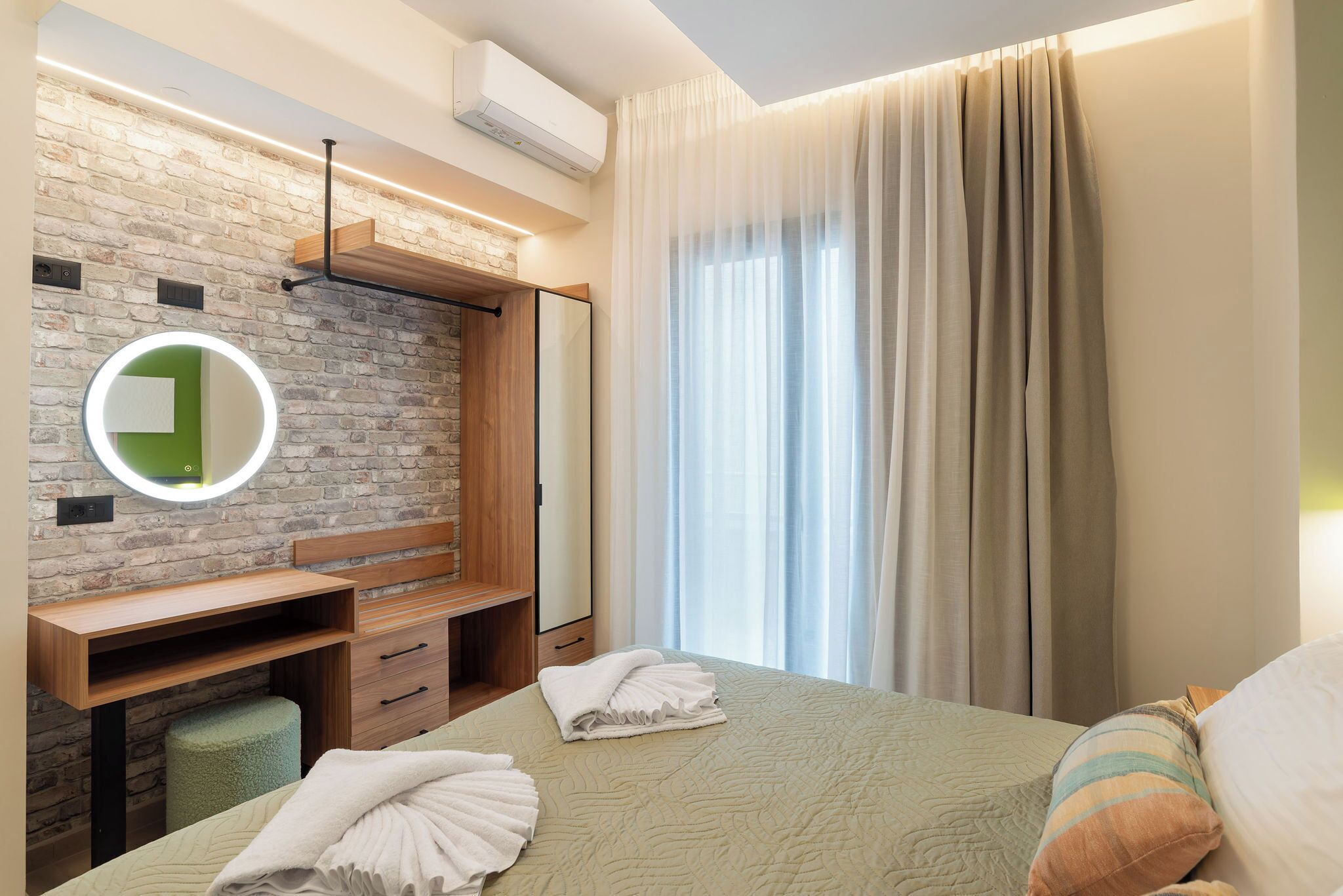 Espaço de trabalho para notebook, cortinas blackout, Wi-Fi de cortesia